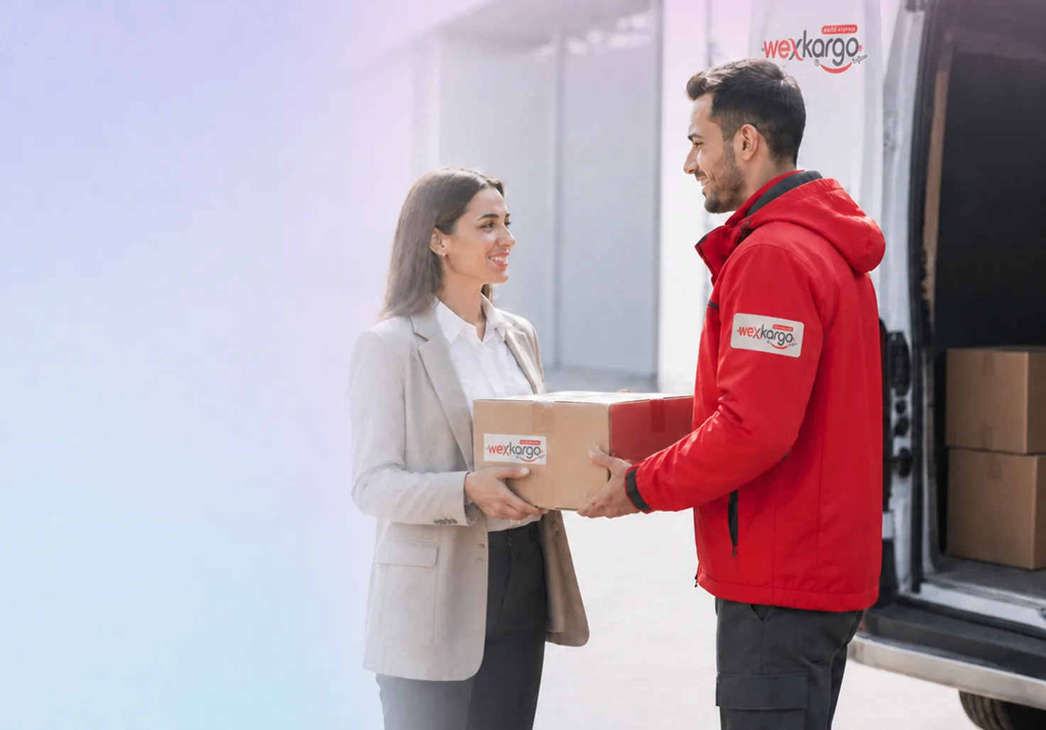 wexKargo kuryesi bir işletmenin paketini teslim alıyor